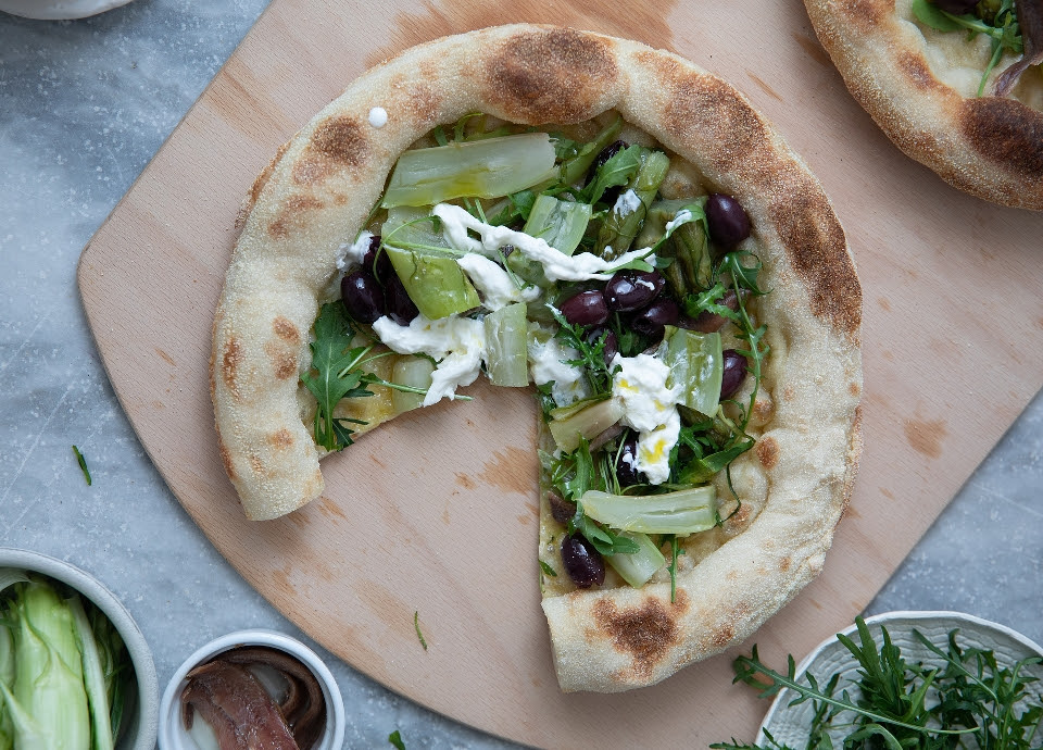 PIZZA CON ENDIVIAS, ANCHOAS, ACEITUNAS Y BURRATA